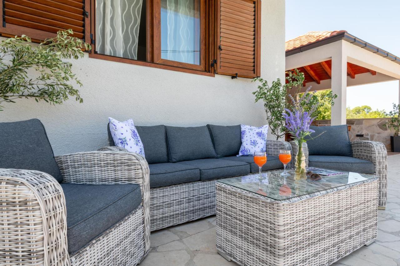 Villa Ivona With Swimming Pool And Jacuzzi Oslje Екстер'єр фото