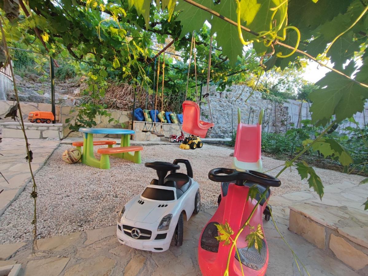 Villa Ivona With Swimming Pool And Jacuzzi Oslje Екстер'єр фото