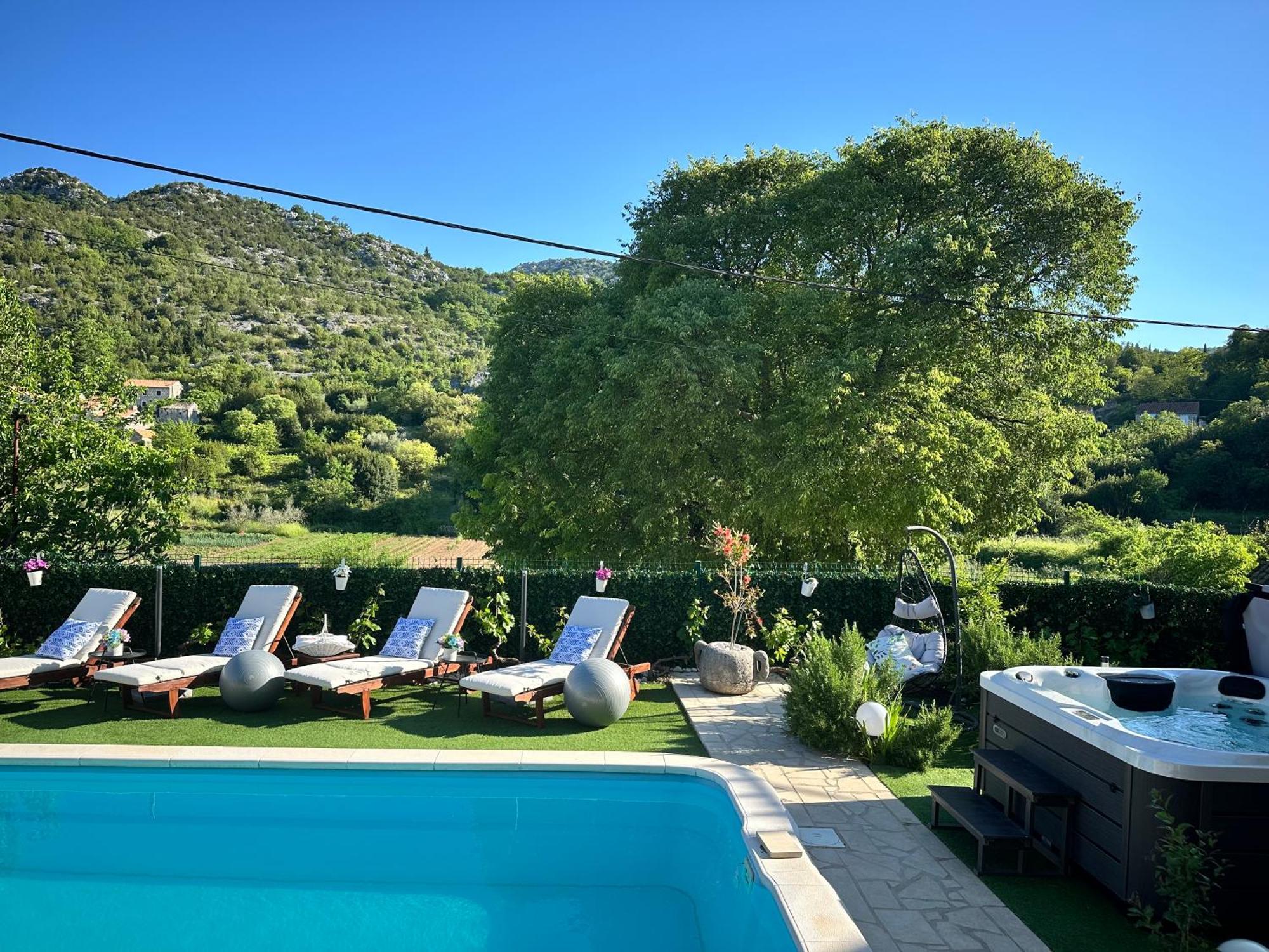 Villa Ivona With Swimming Pool And Jacuzzi Oslje Екстер'єр фото
