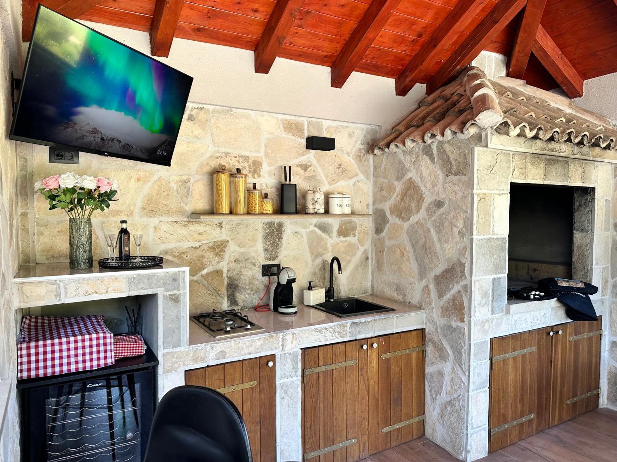 Villa Ivona With Swimming Pool And Jacuzzi Oslje Екстер'єр фото