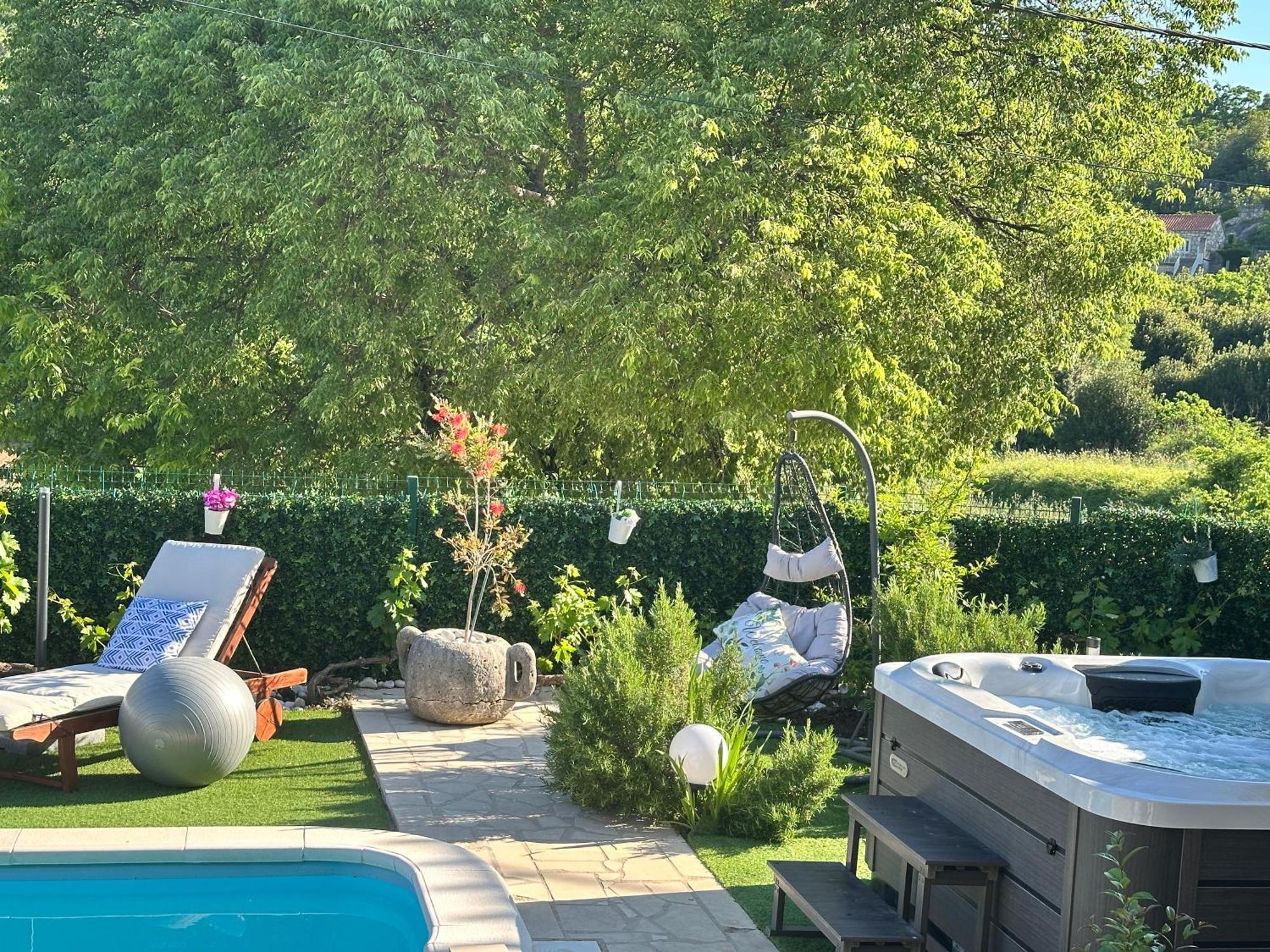 Villa Ivona With Swimming Pool And Jacuzzi Oslje Екстер'єр фото